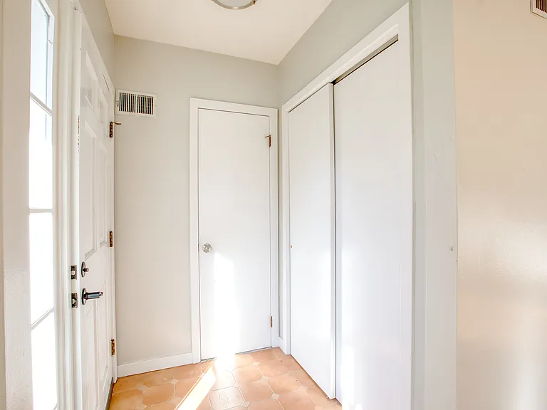 24 Hollow Wood Ln #1 — Photo 4