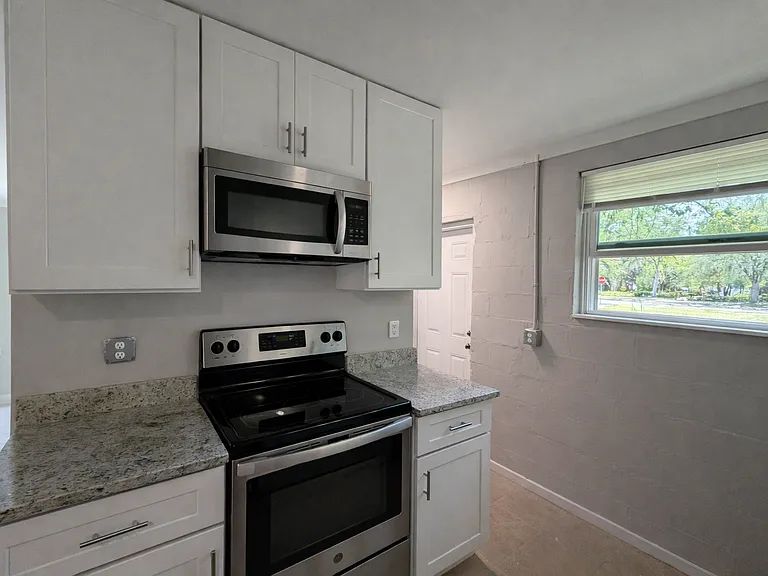 284 Watts St — Photo 3