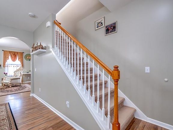 5th image of 732 Gloucester Ln