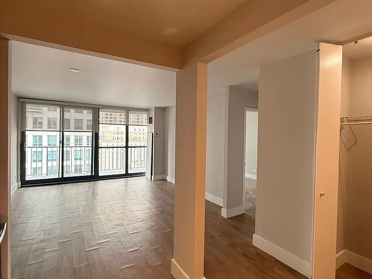 10 E Ontario Condos — Photo 34