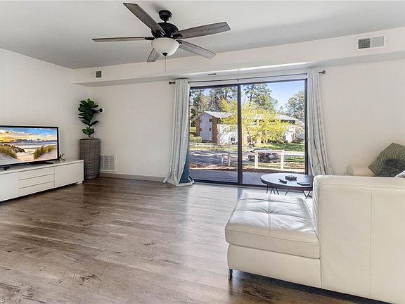 3rd image of 1110 Schaub Dr APT B