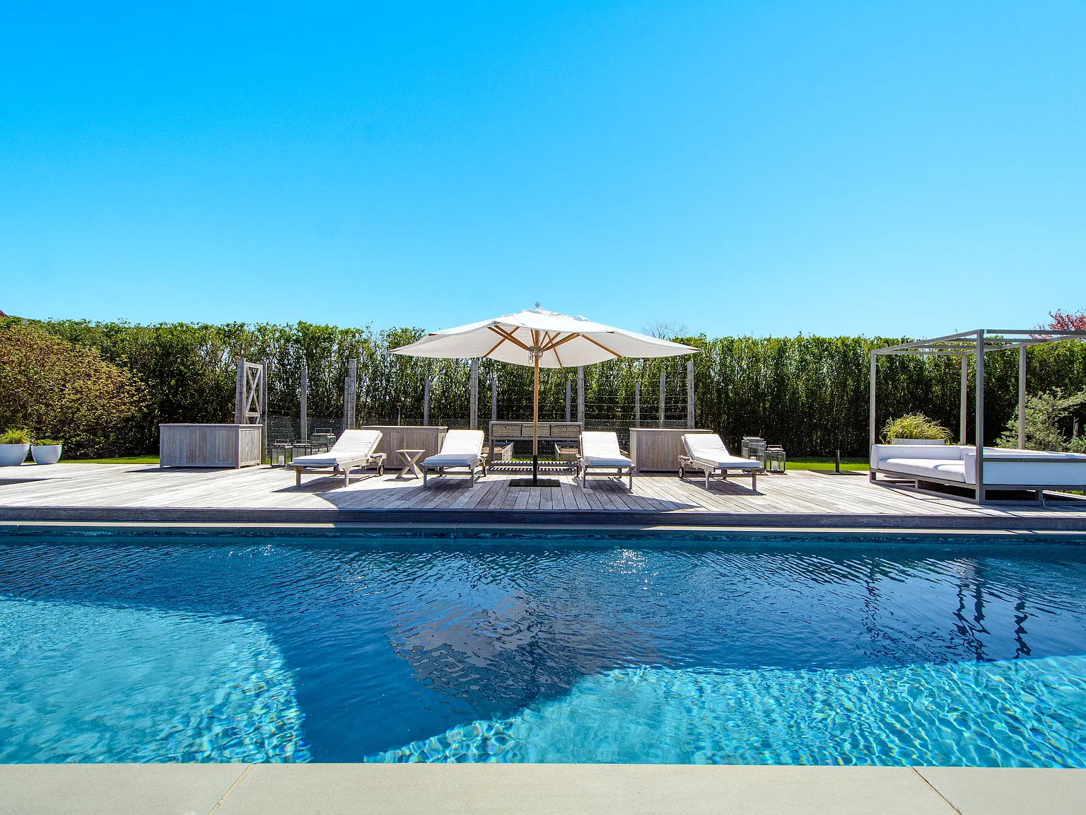 Moments from the Ocean, a Refined Bridgehampton Summer Escape — Photo 2