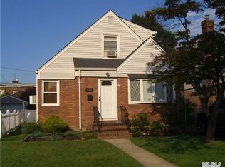 336 Saville Rd, Mineola, NY 11501