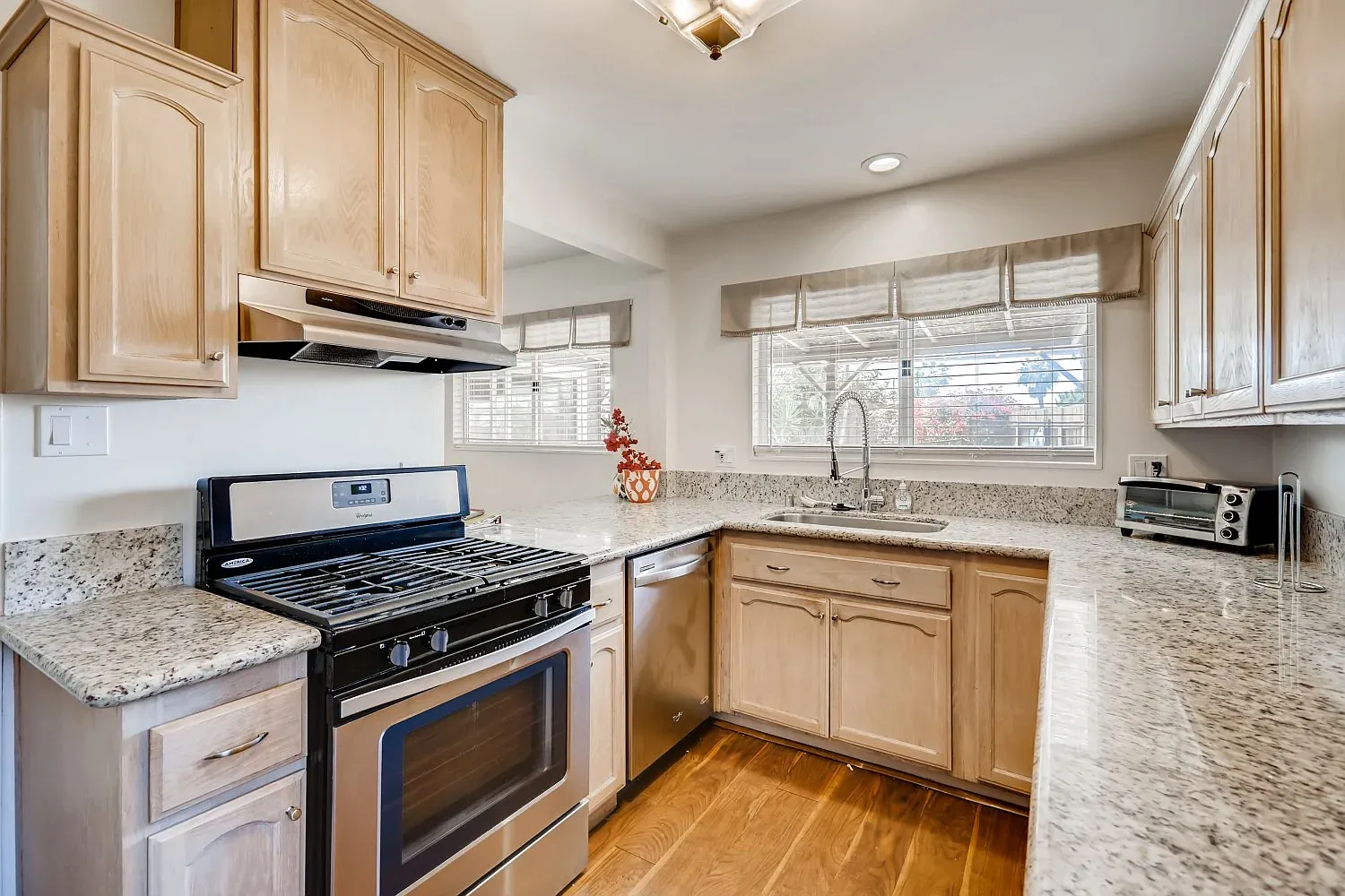 3 bed, 1098 sqft, $6,900 — Photo 4