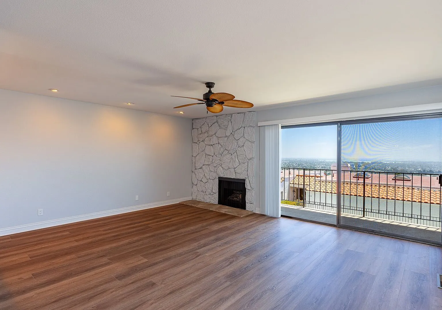 2 Bedroom + 2.5 Bathroom Condo | Seaview Hills | Ventura | Unfurnished — Photo 2