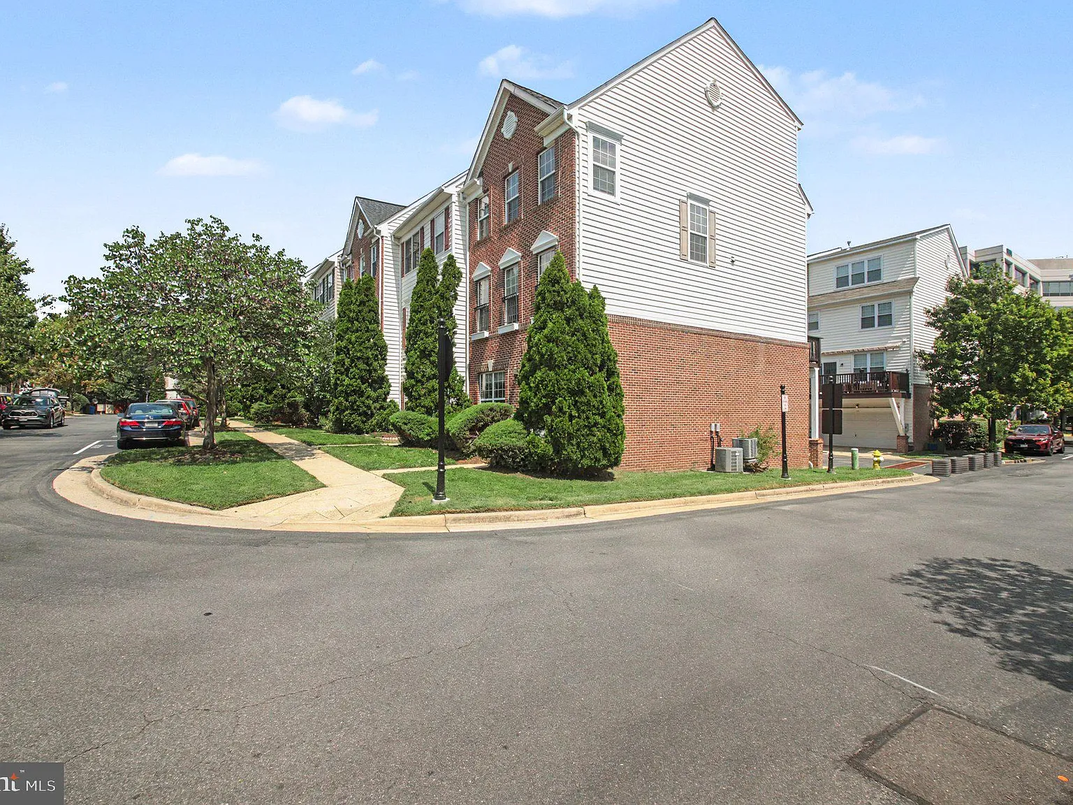 3 bed, 3.5 bath, 1950 sqft, $4,000 — Photo 3