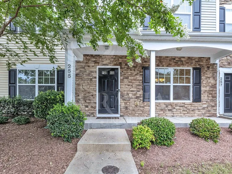 255 Hampshire Downs Dr — Photo 3