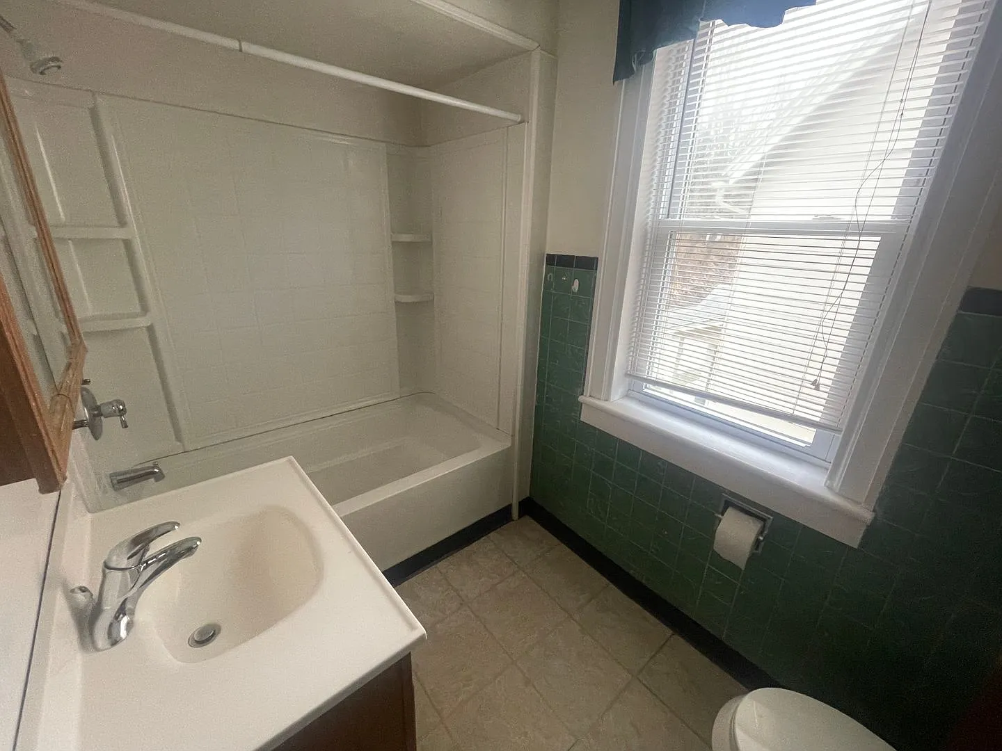 215 Giles St — Photo 2