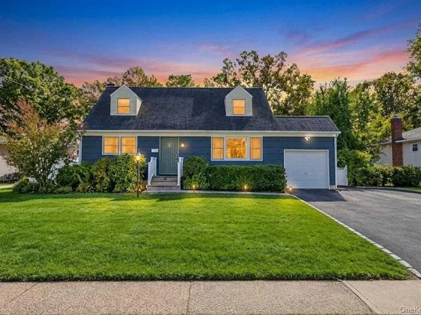 48 Prairie Drive, North Babylon, NY 11703