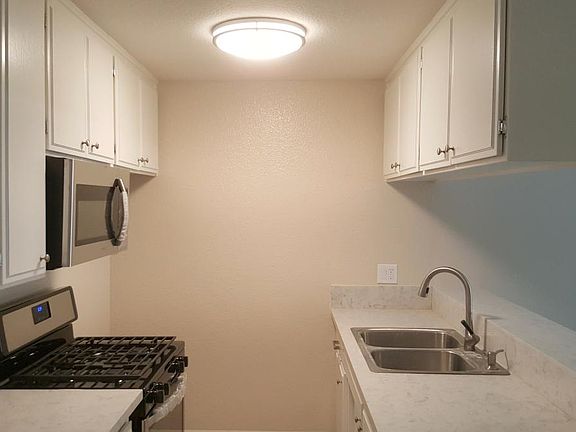 3rd image of 13049 Oxnard St APT 15