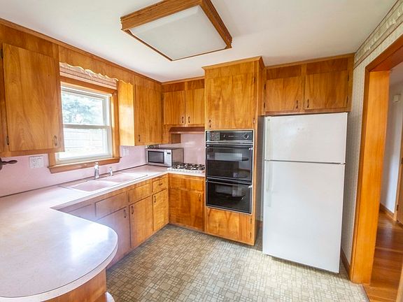 5th image of 93 Fales Ave
