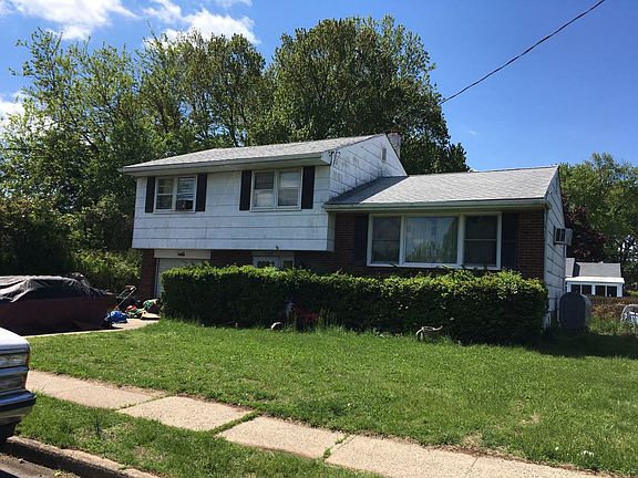 2nd image of 903 Merlin St