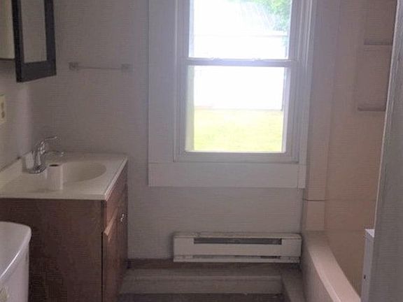 5th image of 221 S Poplar Ave