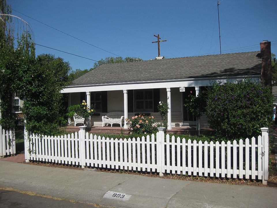 1st image of 983 Blossom Dr