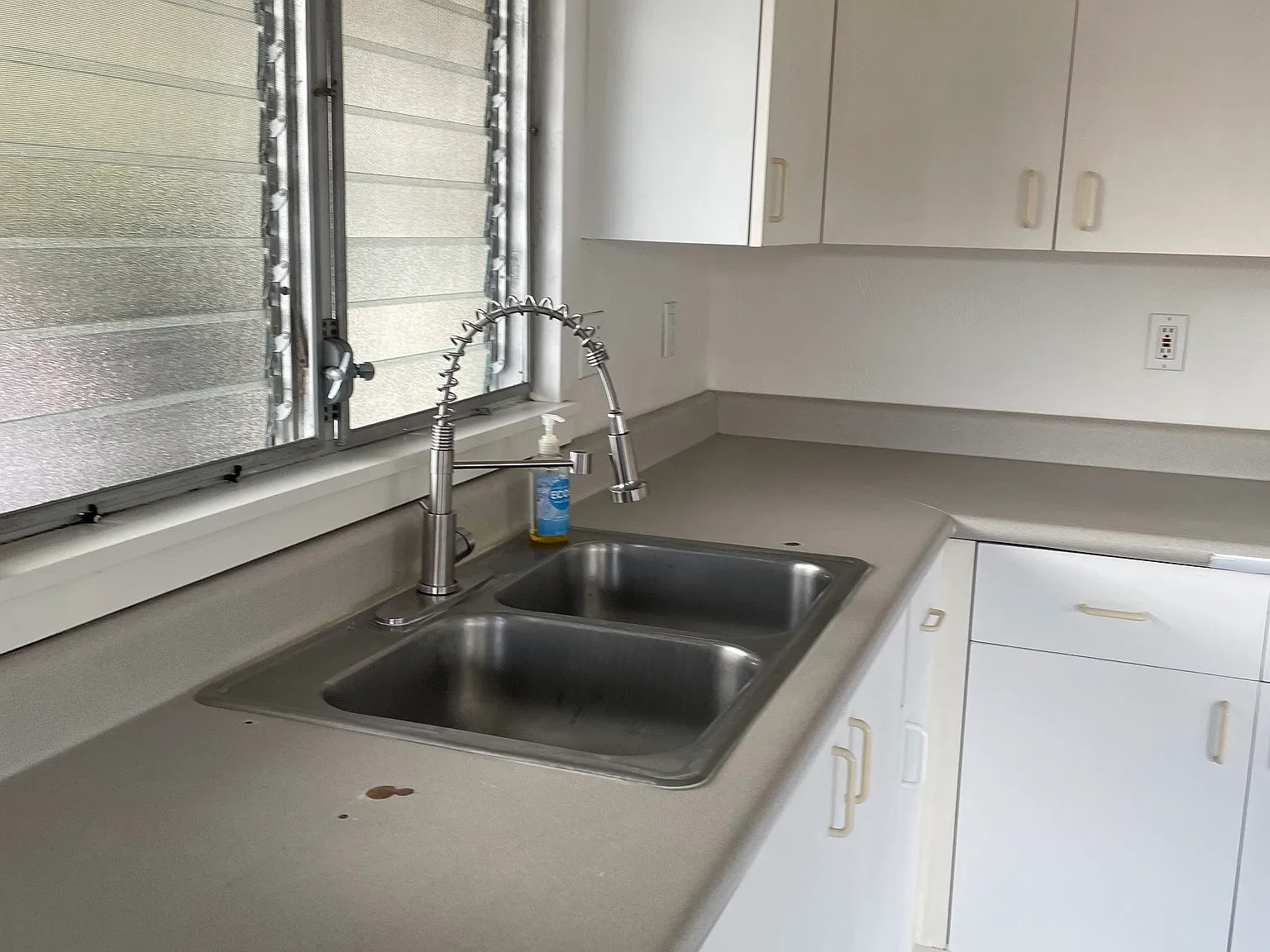 3 bed, 880 sqft, $2,100 — Photo 4