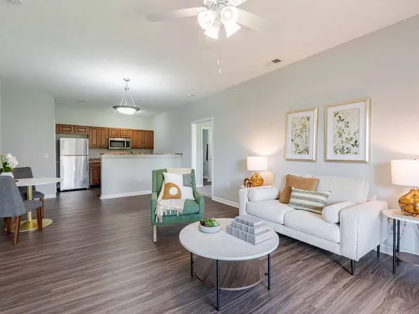 Blankenbaker Crossings Apartment Homes