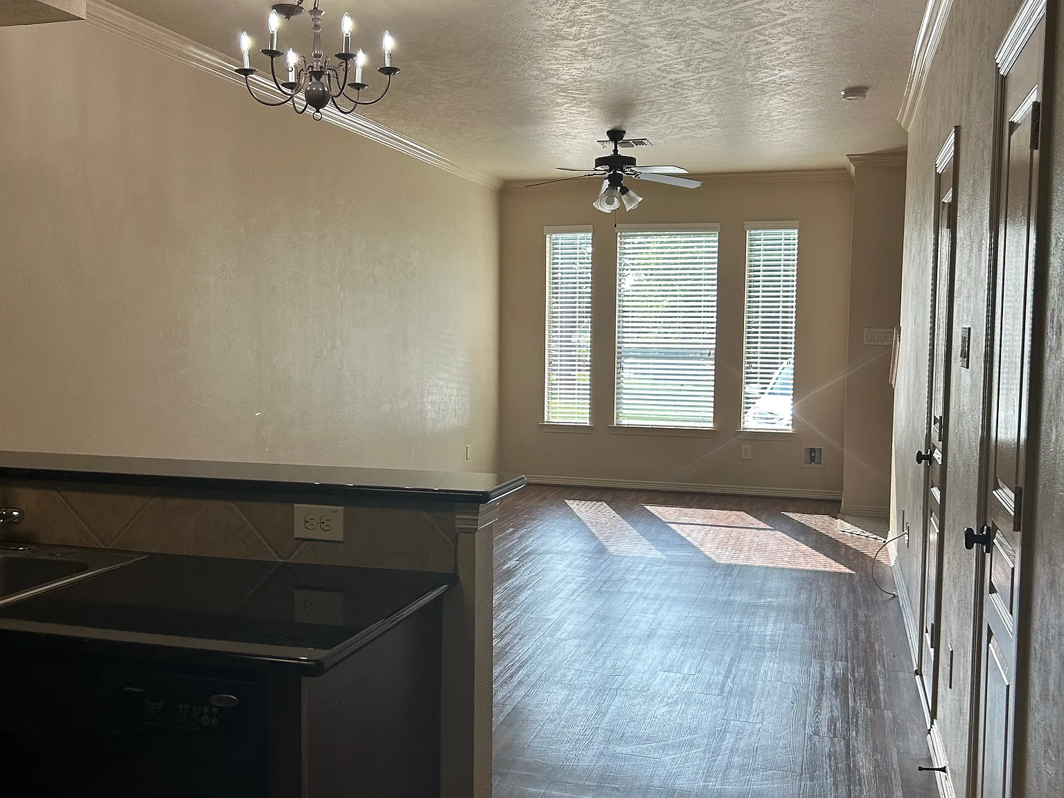 2 bed, 1.5 bath, 1120 sqft, $1,400 — Photo 2