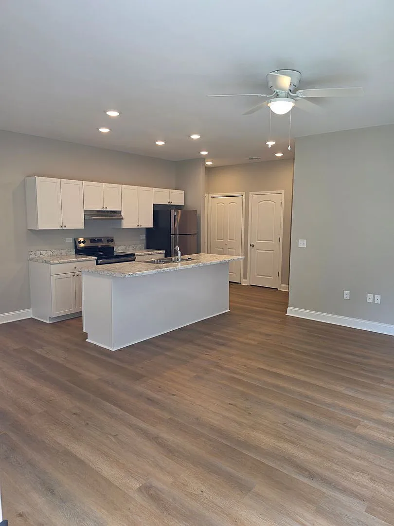 Charming 3 bed, 1.5 bath — Photo 3