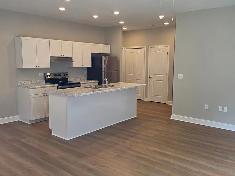 302 Thomas St — Photo 3