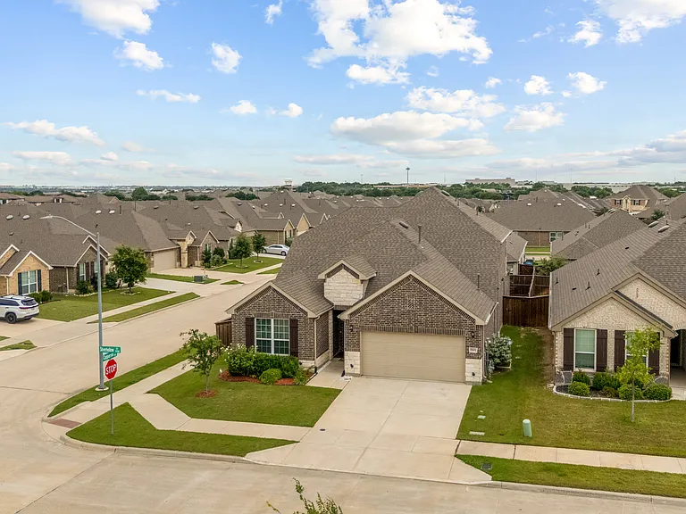 5901 Silverhollow Dr — Photo 20