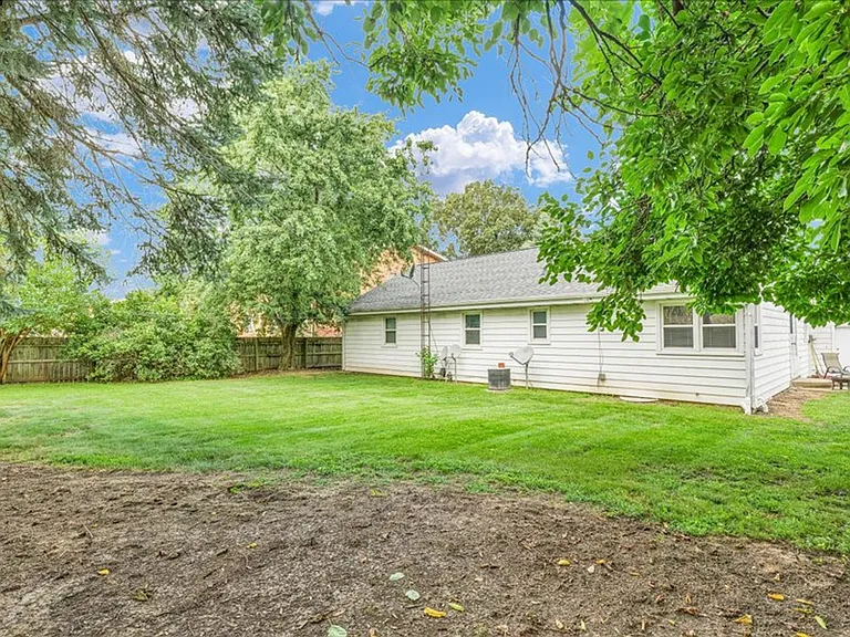 315 Riley Dr — Photo 5