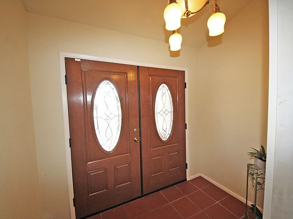 4th image of 1477 N San Antonio Ave
