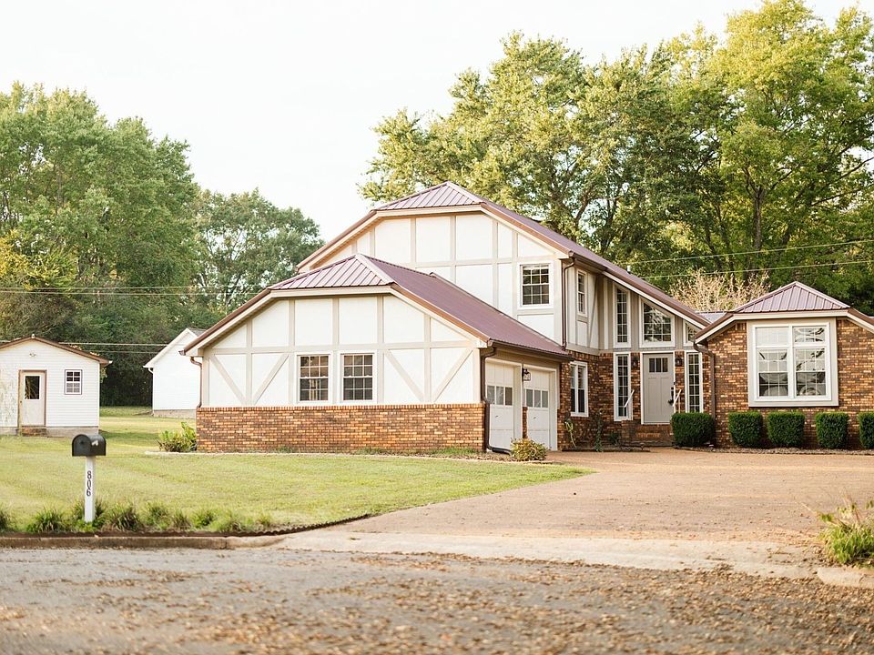 1st image of 806 Sharon Cir