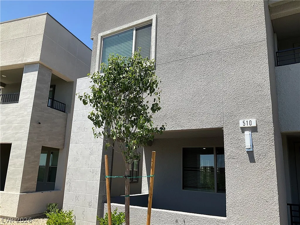 4 bed, 2.5 bath, 1860 sqft, $2,595 — Photo 2