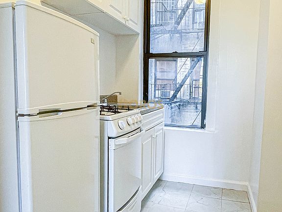 3rd image of 700 E 9th St APT 6