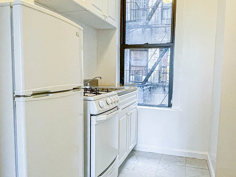 700 E 9th St #6 — Photo 3