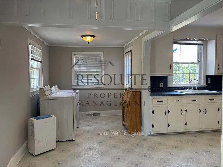 321 E Church St — Photo 2