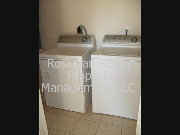 Washer/Dryer included!