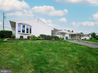 69 Tulip Ln, Levittown, PA