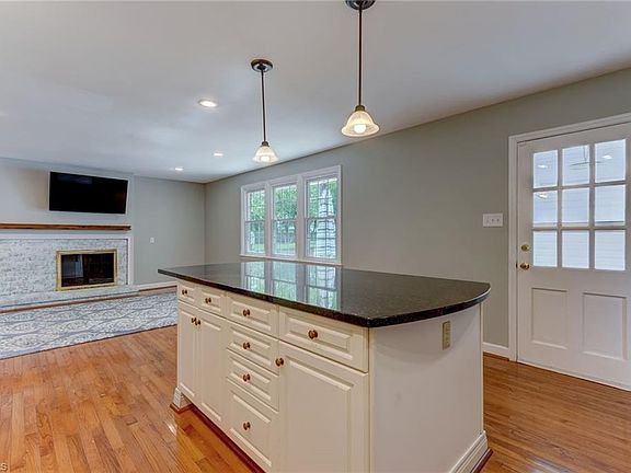 4th image of 1000 Meade Dr