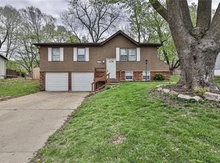 507 NE Castle Dr, Lees Summit, MO 64086