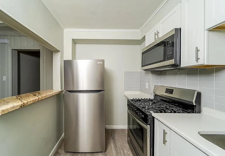 139 N Pine Ave — Photo 2