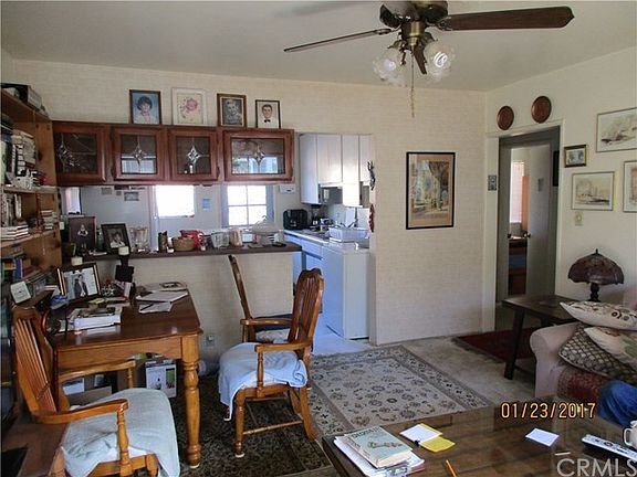 Rear unit:Living room and kitchen