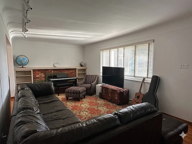 9488 Conklin Ave — Photo 4