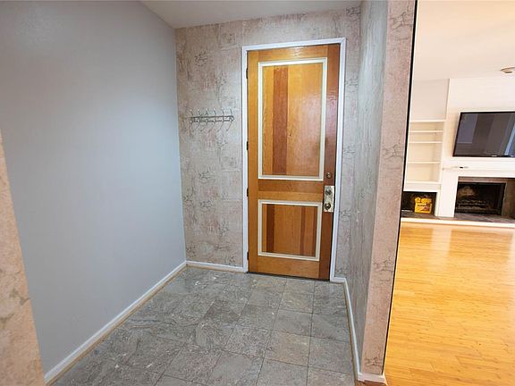 3rd image of 109 Litchfield Ln