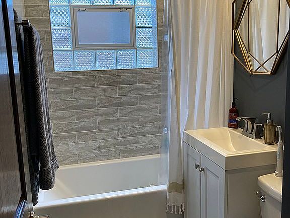 Upstairs bathroom w/tub