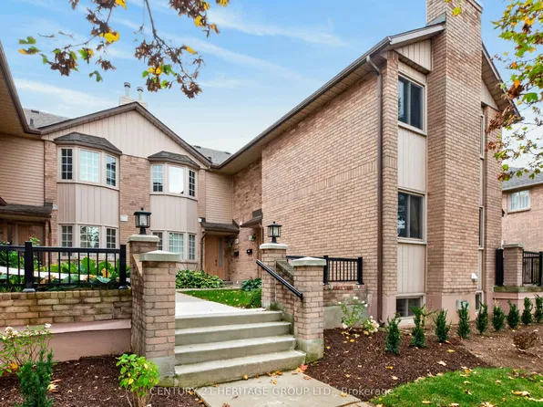38 Elora Dr #15, Hamilton, ON L9C 7L4