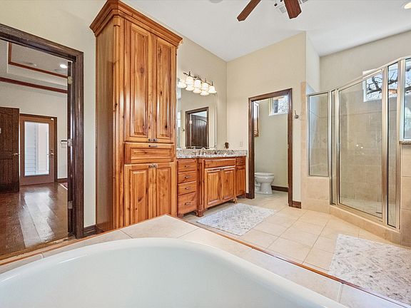 5th image of 1720 Mistletoe Dr