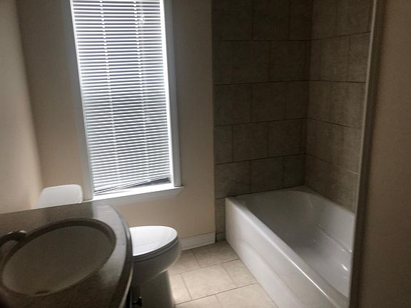 3rd image of 929 16th Ave E
