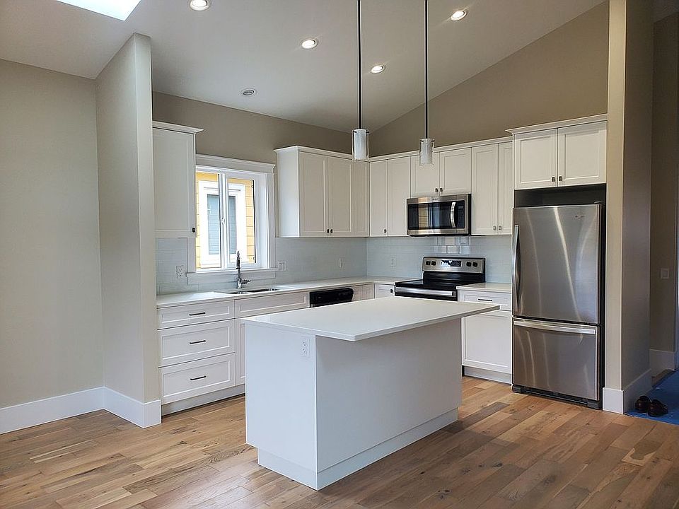 1st image of 275 Edgewood Cres