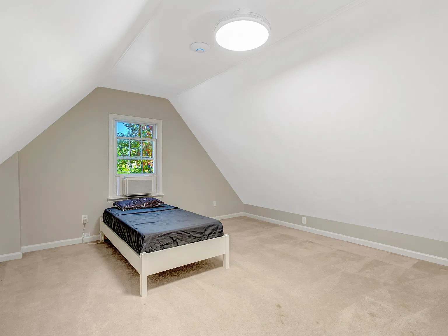 4 bed, 3312 sqft, $4,800 — Photo 2