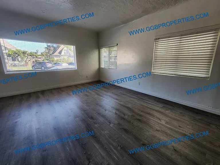 310 W 8th St — Photo 7