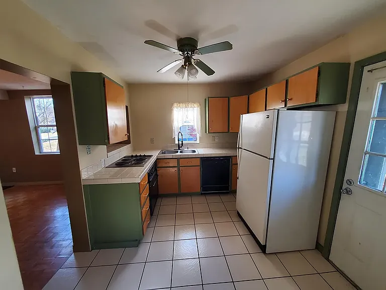 2049 N Benton Ave — Photo 9