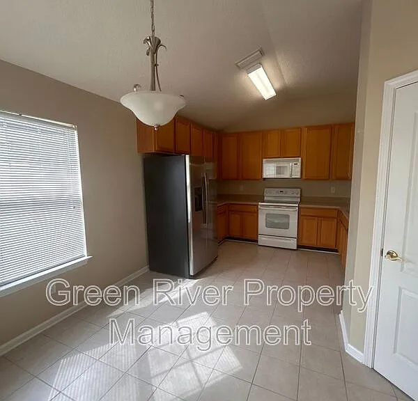 2120D Stone Creek Dr — Photo 4