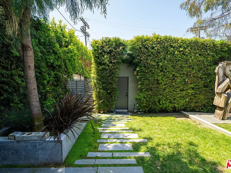 929 Dickson St — Photo 30