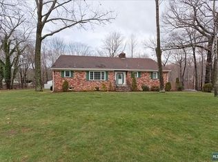 754 Colonial Rd, Franklin Lakes, NJ 07417